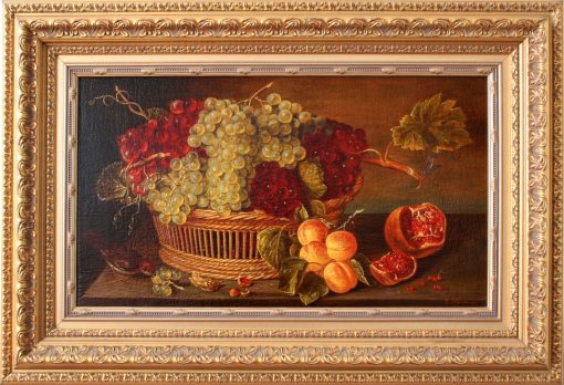 Grappoli d’uva in un cesto con melograno e albicocche